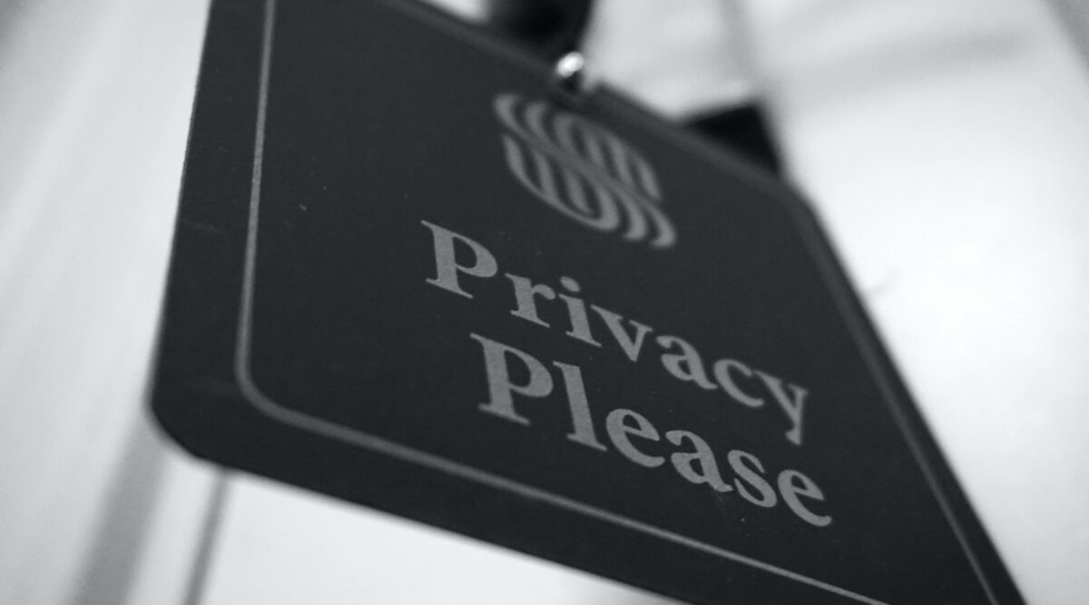A hanging sign that says privacy, please
